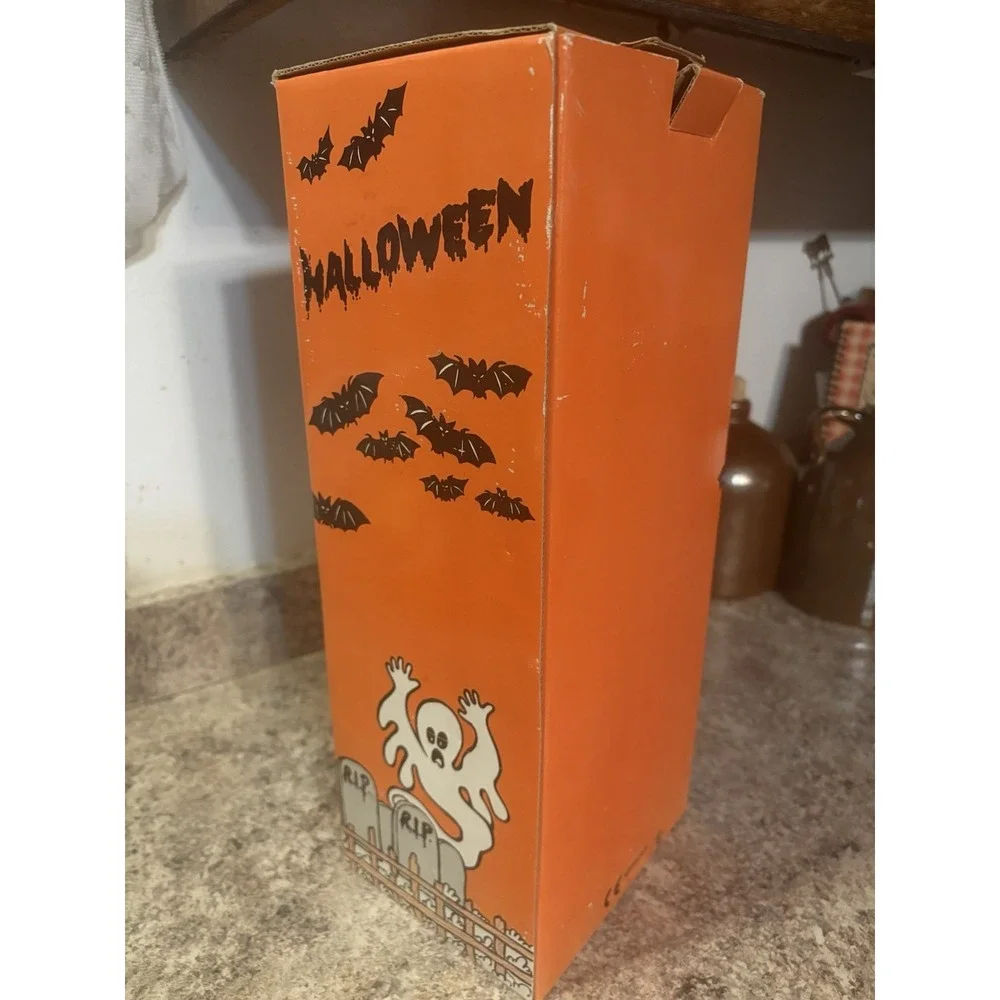 Vintage 80s Halloween Witch w/ Skull 15